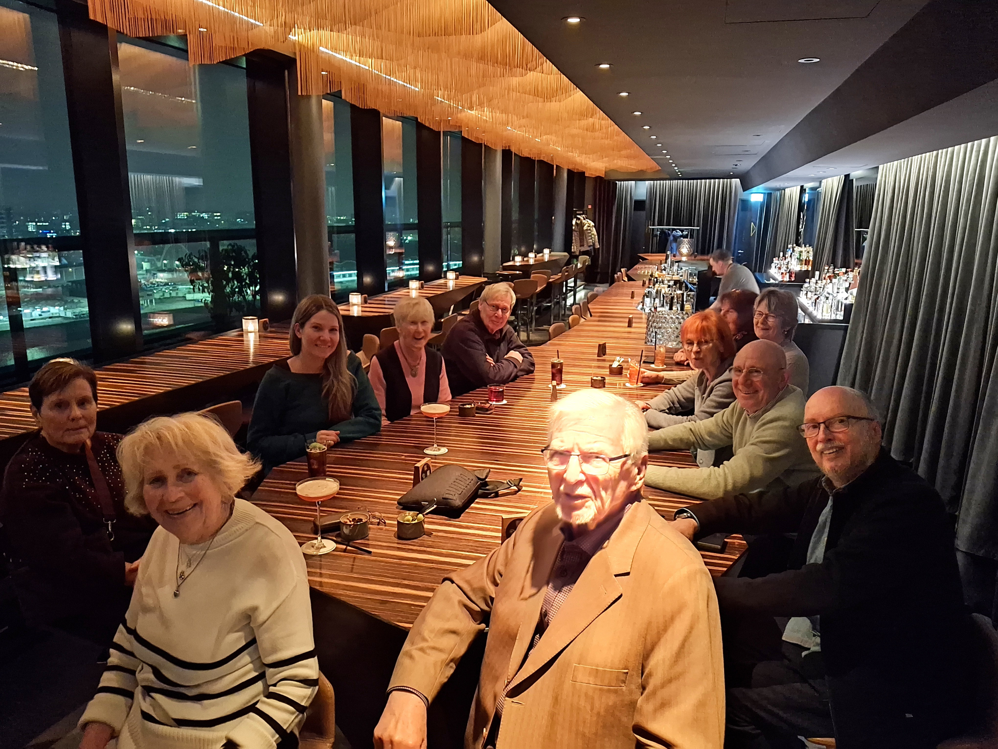 Cocktails trinken in der Puzzle Bar